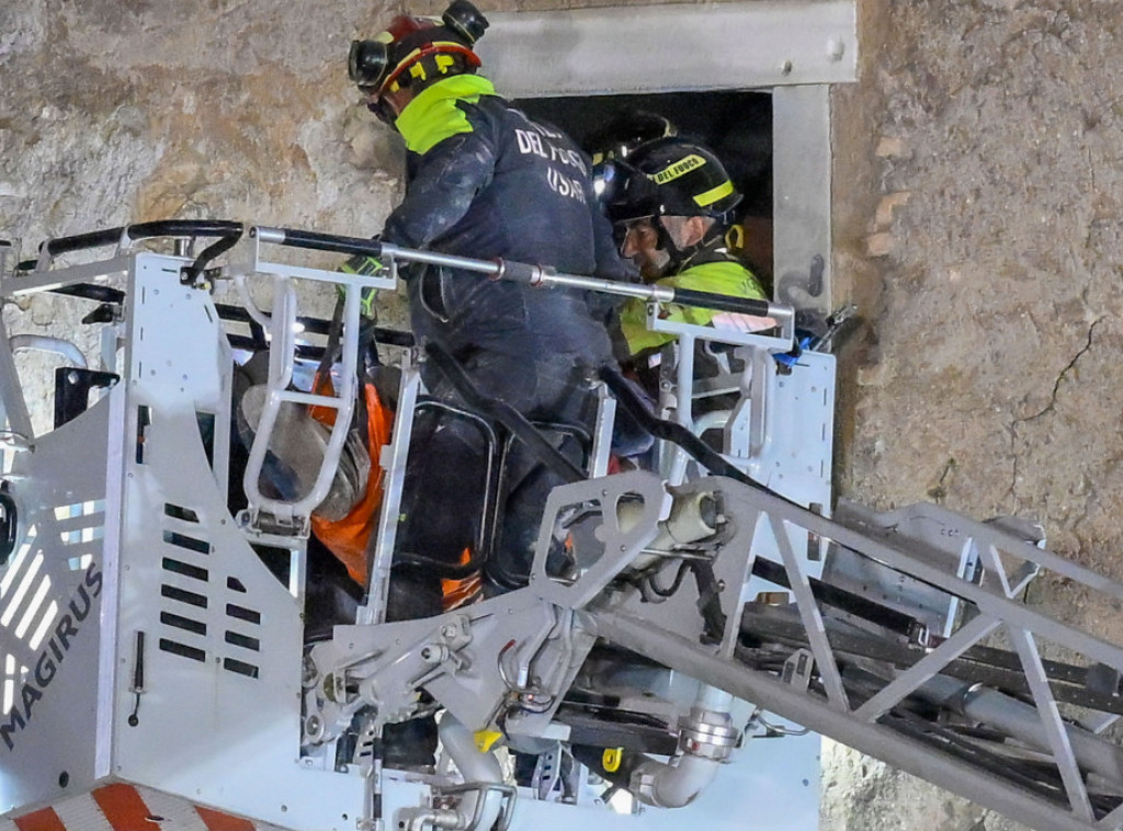 Preminuo radnik zarobljen ispod ruševina srednjovekovne kule u Rimu