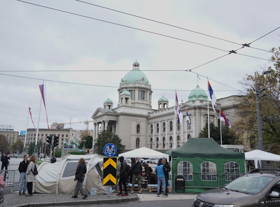 Ispred Skupštine mirno, redovan saobraćaj u Takovskoj i Bulevaru kralja Aleksandra