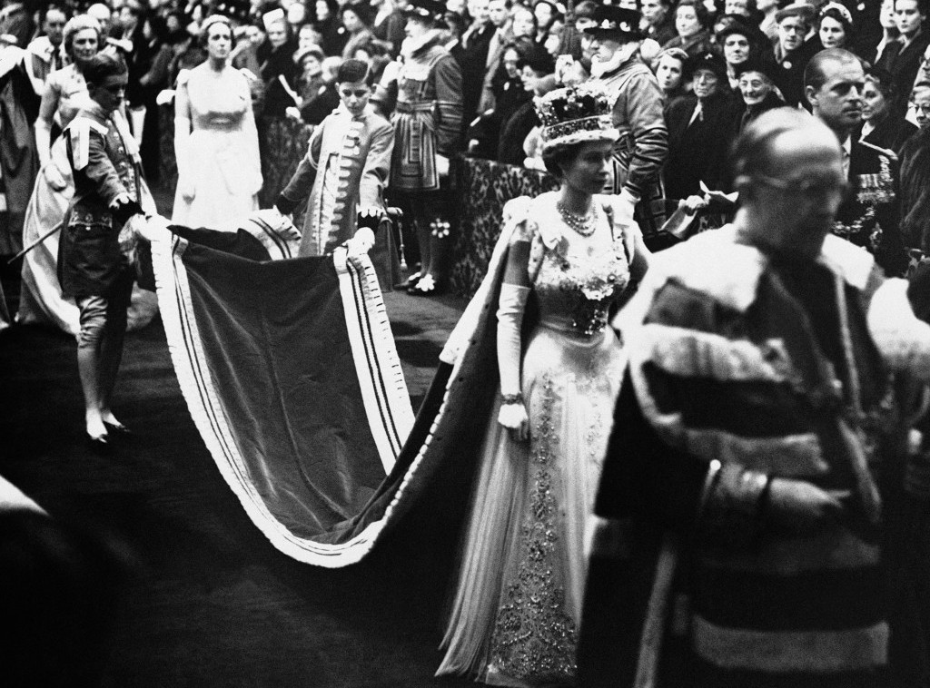 Odevni predmeti kraljice Elizabete na izložbi u Bakingemskoj palati