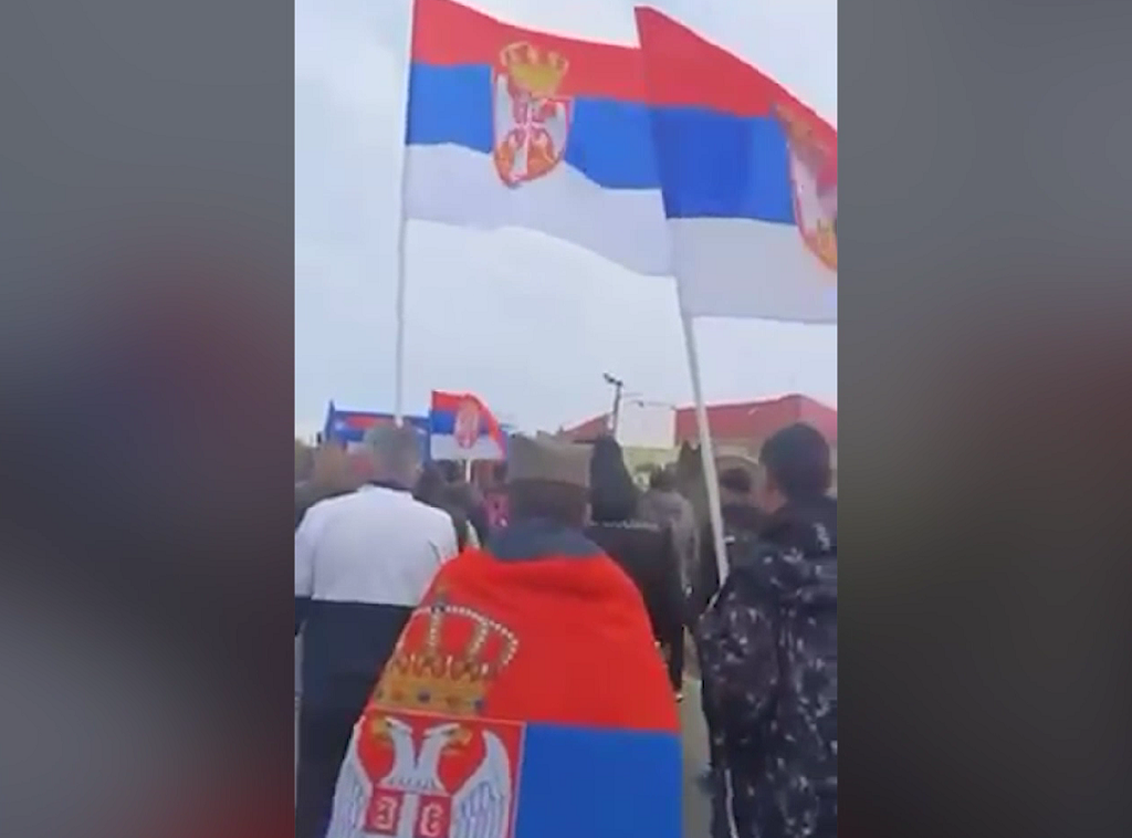 Grupa Srba sa KiM nastavila put pešice ka Novom Sadu, trenutno ih je više od 160