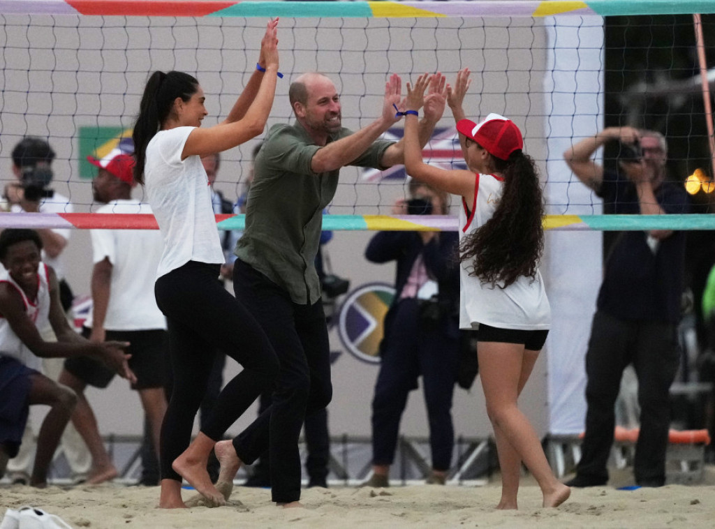 Princ Vilijam u poseti Brazilu, na Kopakabani igrao odbojku na pesku