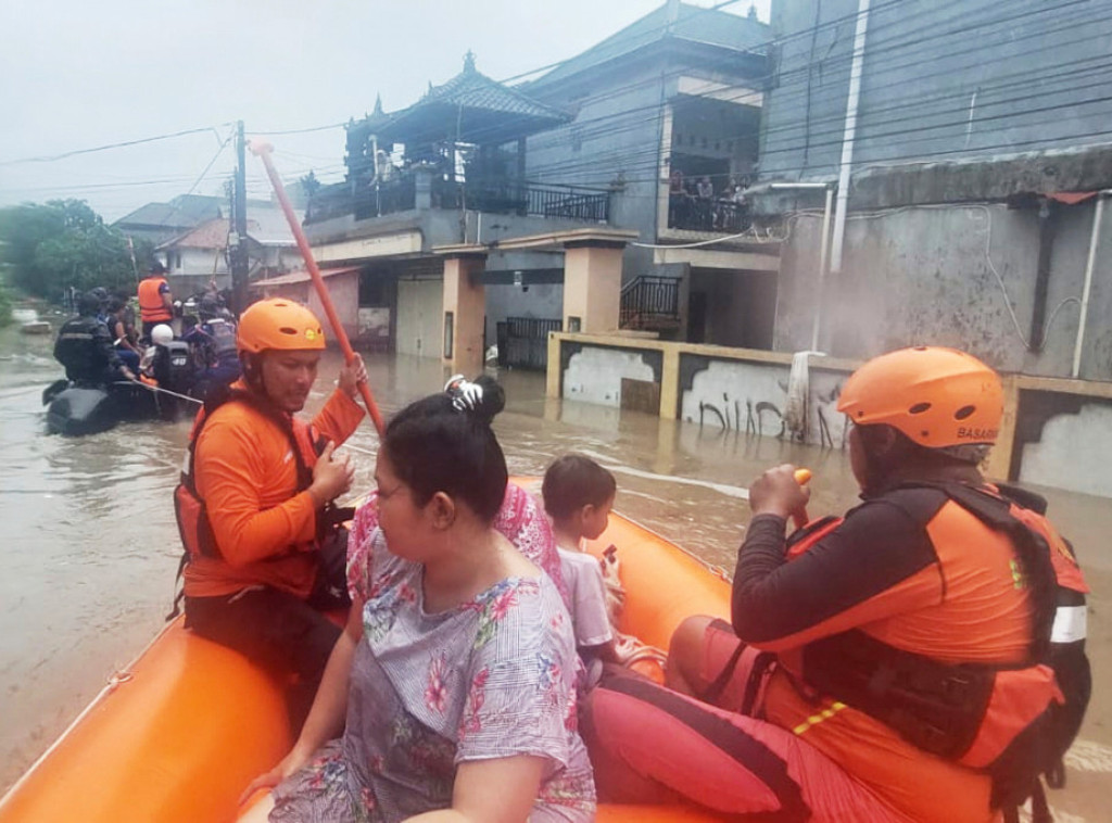 Najmanje 15 osoba poginulo u poplavama u Indoneziji