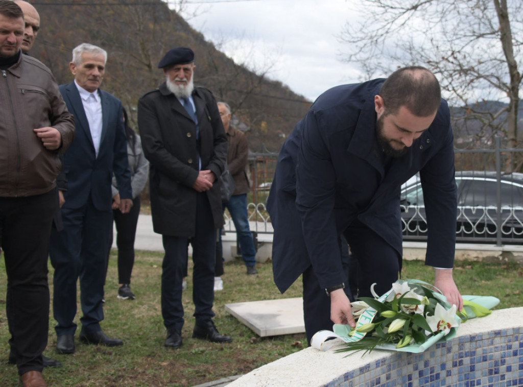 Zukorlić položio ljiljane na spomen-obeležje u Sjeverinu