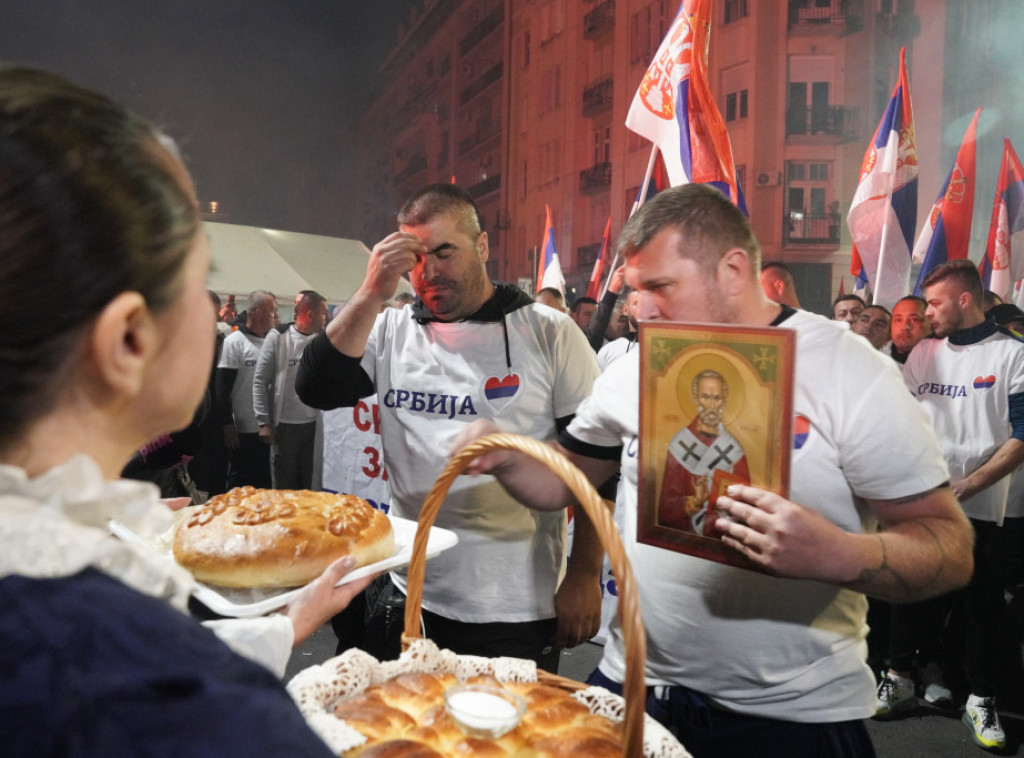 Srbi iz AP KiM dočekani ispred Skupštine, tradicionalno sa pogačom i solju