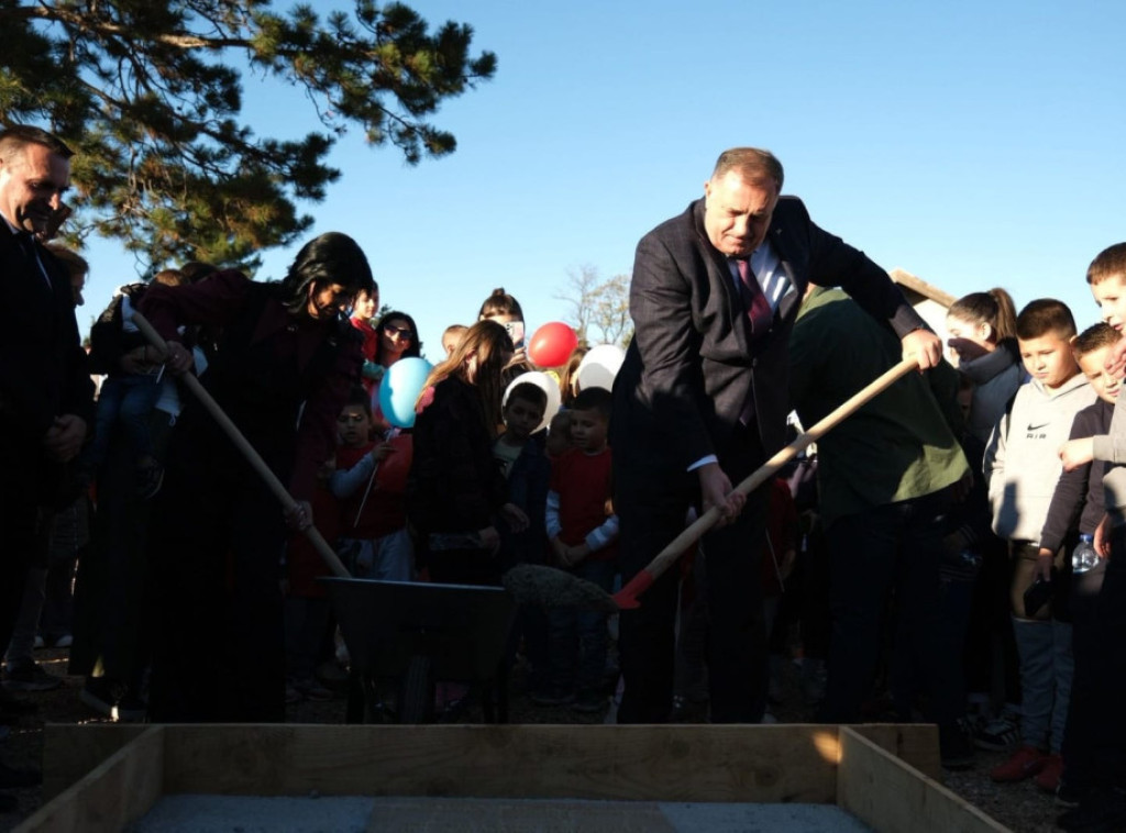 Republika Srpska: Dodik i Minić položili kamen temeljac za novi vrtić u Bileći