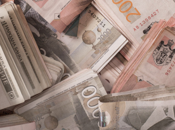 Srednji kurs dinara za evro danas 117,3726, za dolar 101,6213