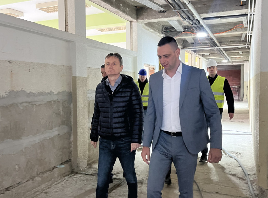 Ministar Glišić obišao radove na Osnovnoj školi i sportskoj hali u Kosjeriću: Država izdvojila 550 miliona dinara