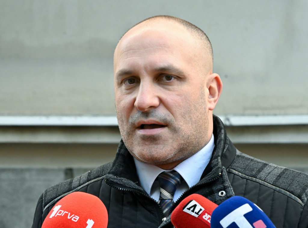 Mario Spasić predao Uglješi Mrdiću izveštaj o propustima tužilaštva u istrazi o padu nadstrešnice