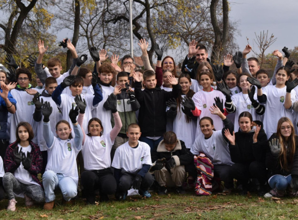 Sara Pavkov i mladi u Somboru zasadili više od 120 sadnica u okviru nacionalne kampanje