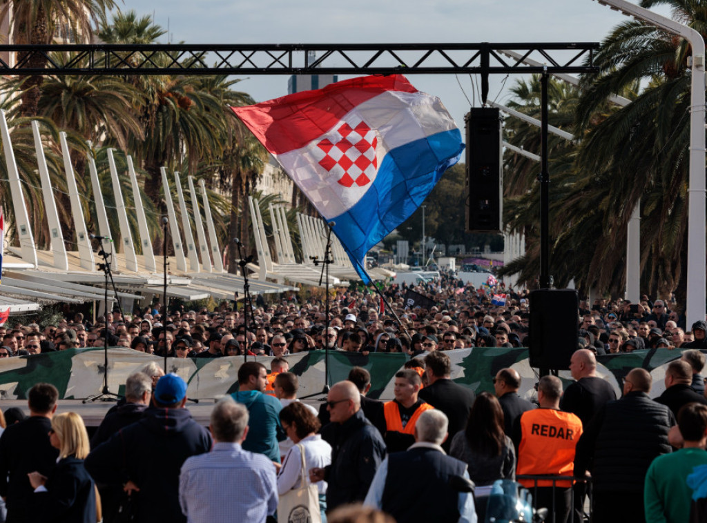 U Splitu održan protest navijača Torcide, rivom odjekivalo "za dom spremni"