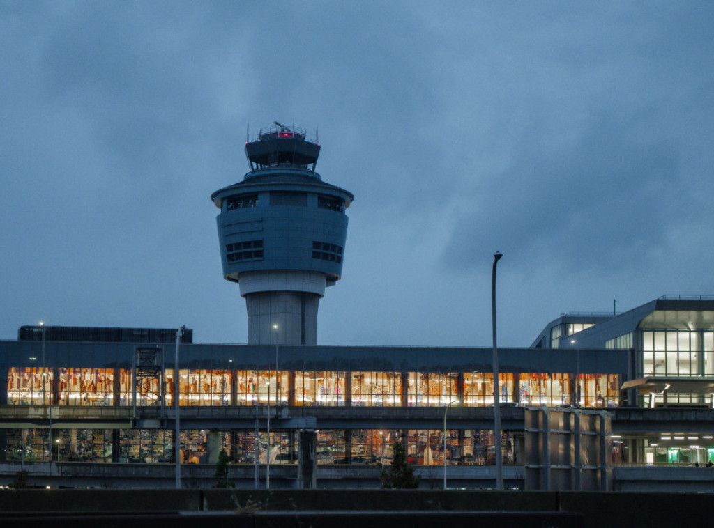 SAD smanjuju vazdušni saobraćaj za 10 odsto na 40 aerodroma zbog obustave rada vlade