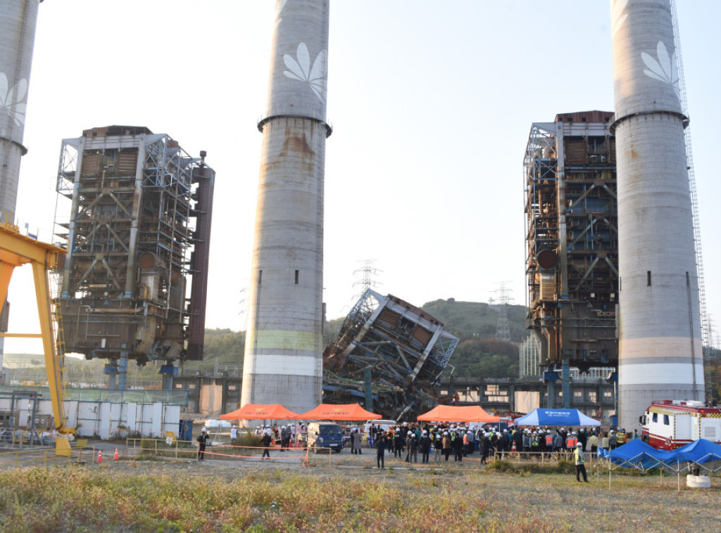 Izvučeno telo još jednog radnika ispod urušenog tornja elektrane u Južnoj Koreji