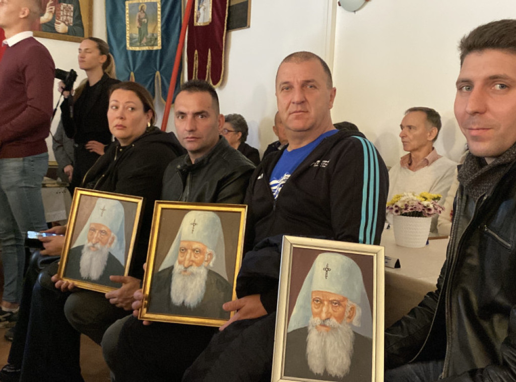 Slikar Dragoljub Savić podelio još 66 portreta patrijarha Pavla, ukupno 1.089 slika