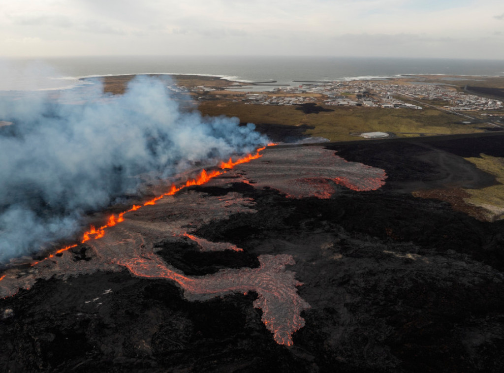 Vulkan Kilauea na Havajima izbacuje lavu