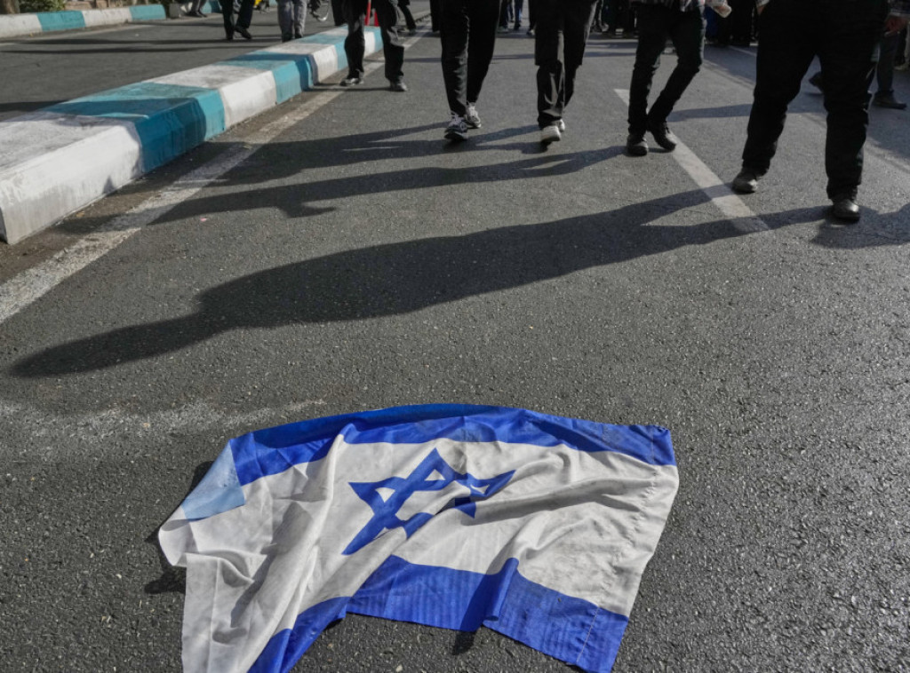 Nemačka: Mladić pokušao da zapali izraelsku zastavu tokom obeležavanja Kristalne noći