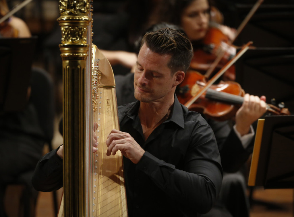 Harfista Gzavije de Mestr nastupa sa Beogradskom filharmonijom 14. novembra u Kolarcu