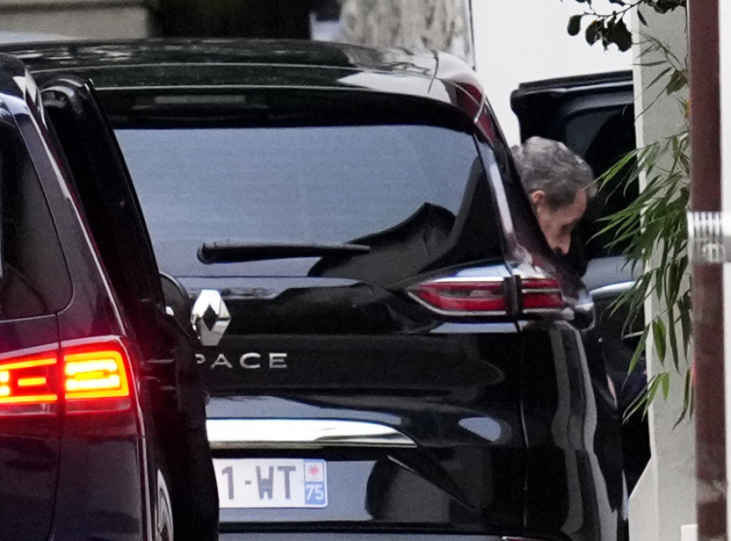 Sarkozi po odluci suda pušten na uslovnu slobodu, izašao iz zatvora