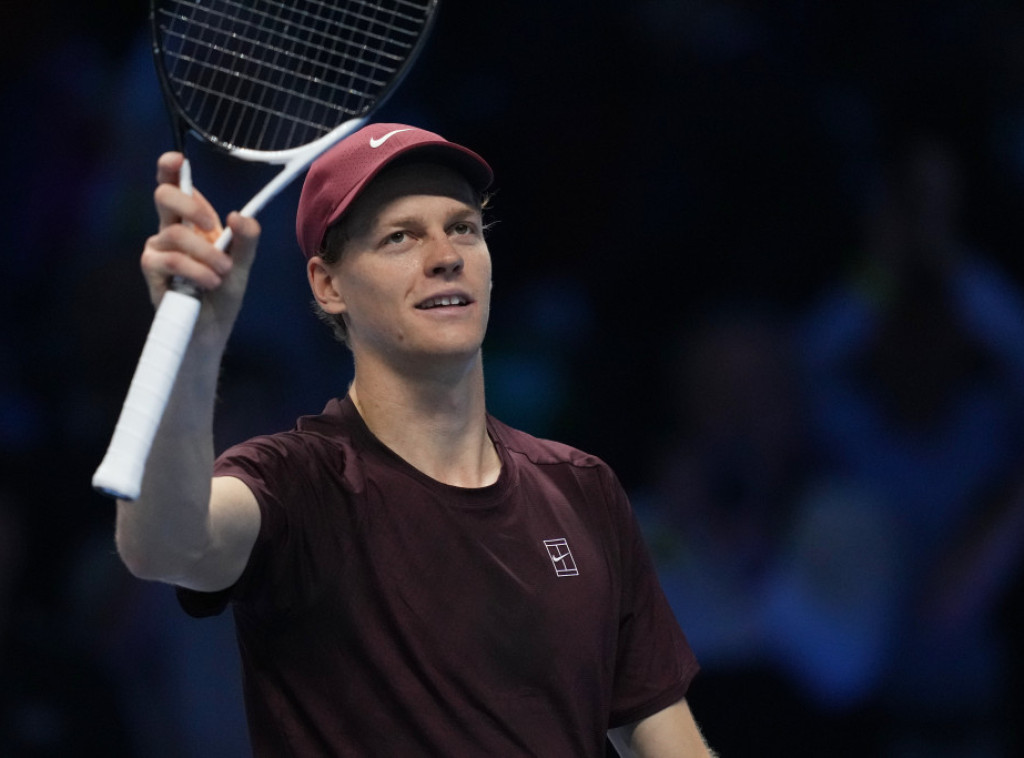 Janik Siner pobedio Ože-Alijasima u prvom kolu završnog mastersa u Torinu