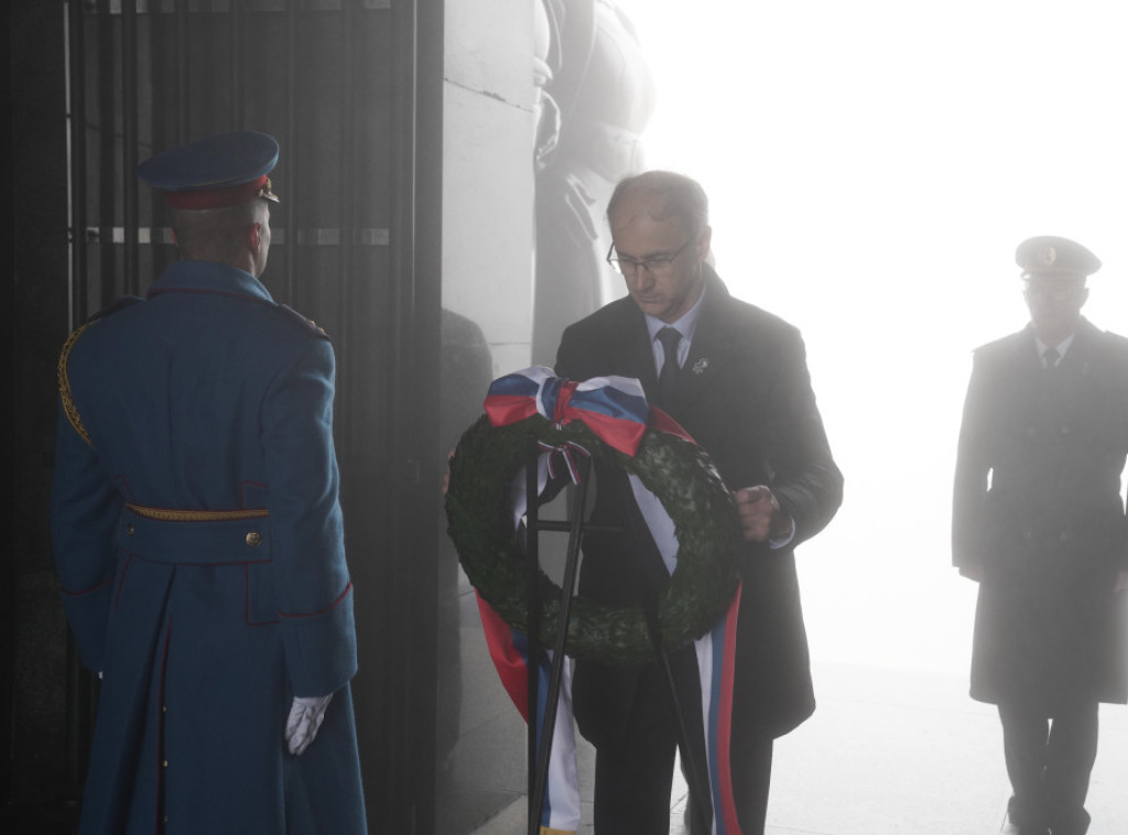 Premijer Macut položio venac na Avali povodom Dana primirja u pratnji Bratislava Gašića i Milana Mojsilovića