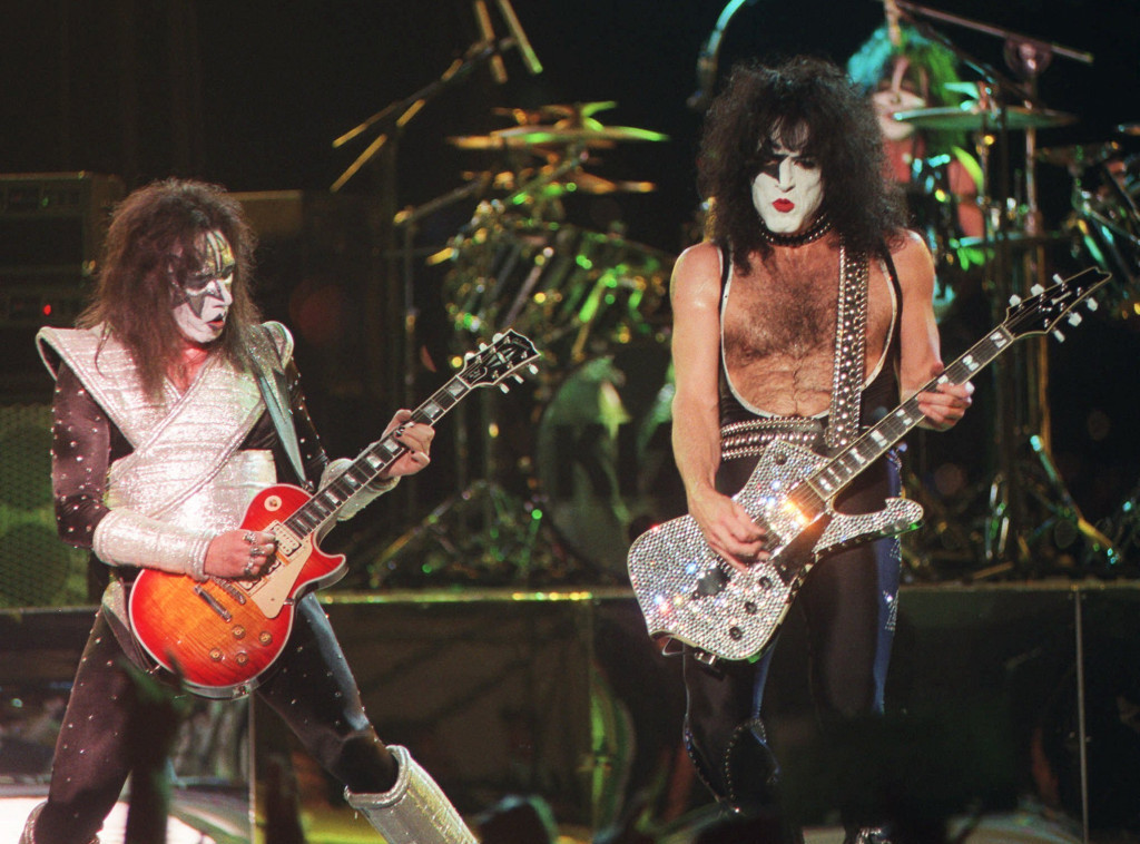 Gitarista grupe Kiss preminuo od povreda zadobijenih u padu