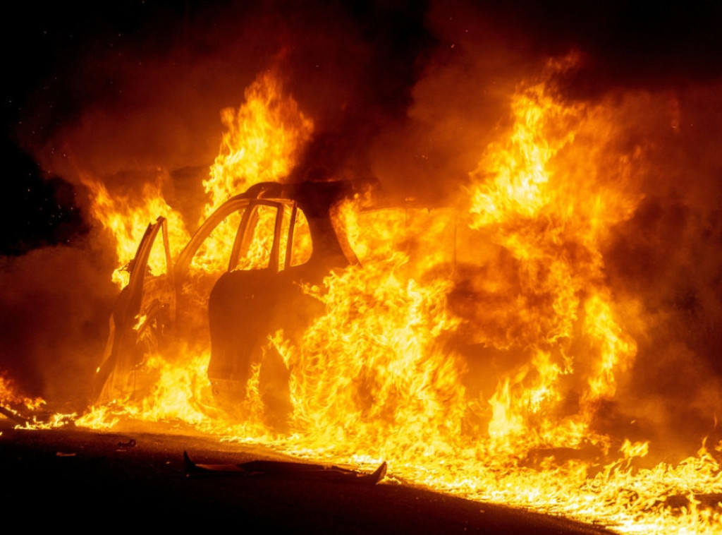 Izgoreo automobil na Voždovcu