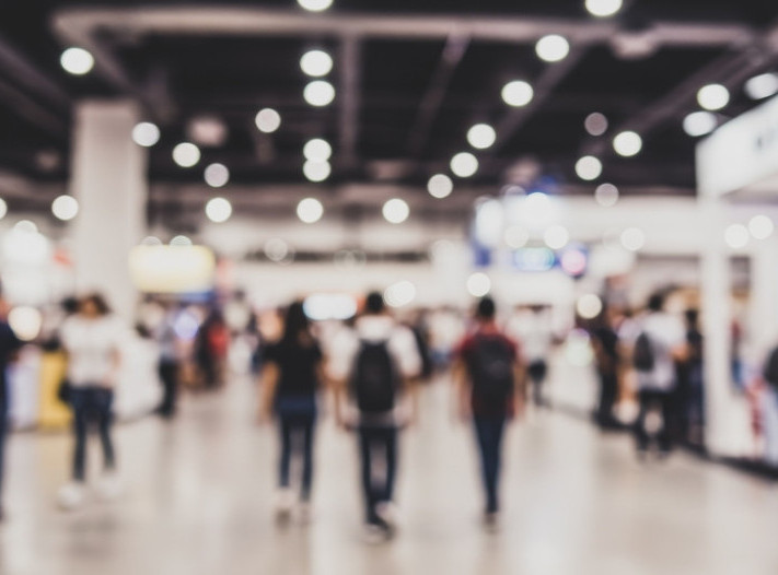 Na sajmu u Bazelu prikazani psi roboti sa likovima Maska, Bezosa, Zakerberga, Kima...