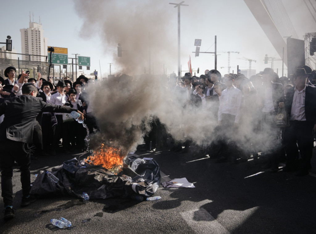 Desetine ortodoksnih Jevreja blokirali put ispred regrutnog centra IDF-a