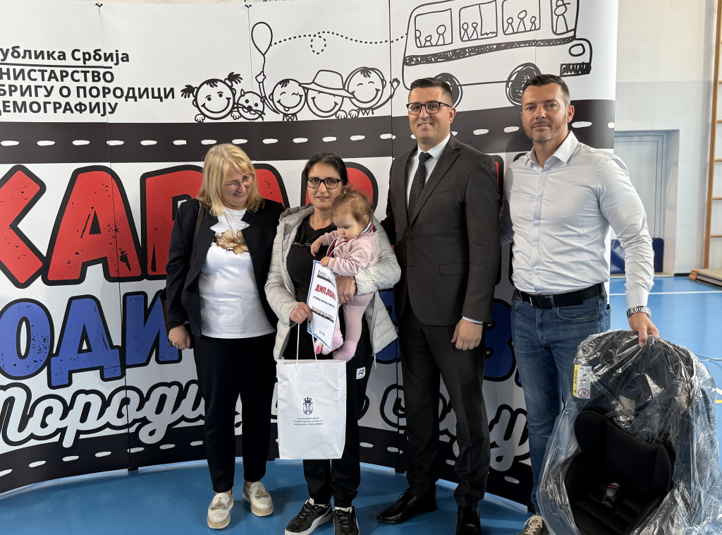 Radoš Pejović u poseti osmočlanoj porodici Krnić: Ovakve porodice su snaga i nada Srbije