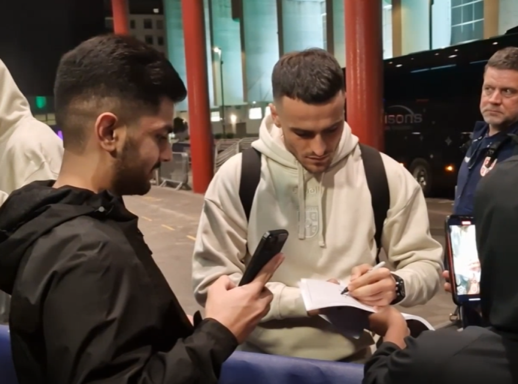 Fudbaleri Srbije stigli u London, Vlahović, Petrović i Kostić davali autograme