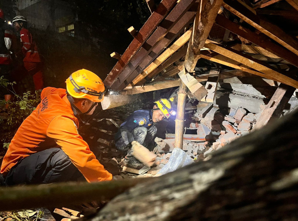 U klizištima u Indoneziji poginulo dvoje ljudi, najmanje 21 osoba nestala