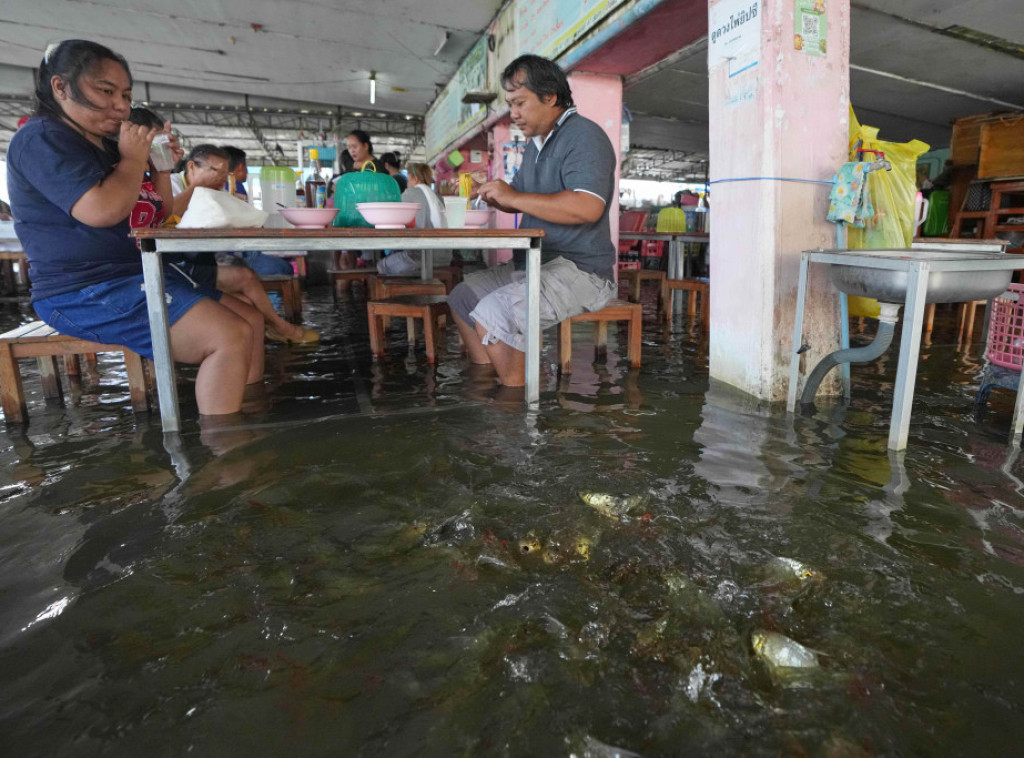 Poplavljeni restoran na Tajlandu postao senzacija, gosti jedu okruženi ribama