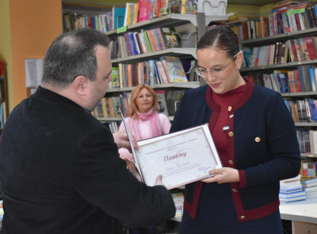 Ministarki Pavkov uručena Povelja Narodne biblioteke "Radisav Nikčević" u Jagodini