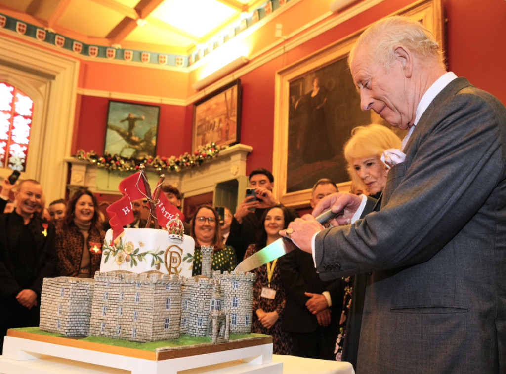 Britanski kralj Čarls proslavio 77. rođendan u Velsu, uz tortu u obliku zamka