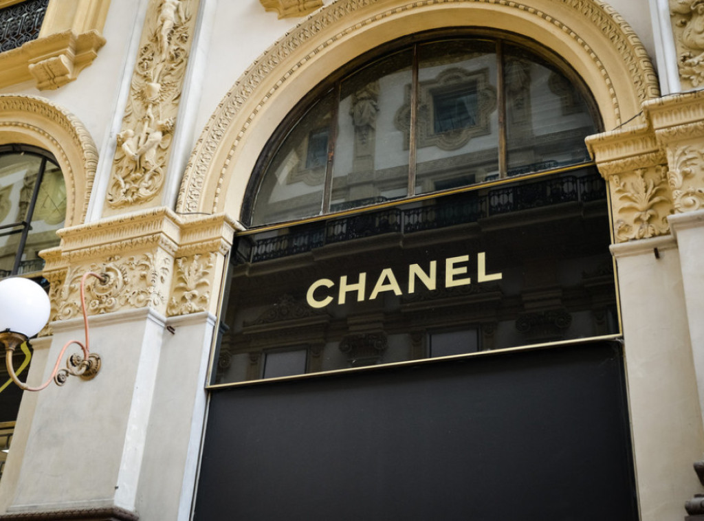 Pljačkaši pokušali da opljačkaju Šanelov butik na Aveniji Montenj u Parizu