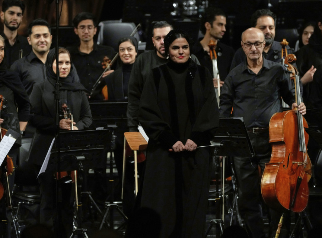 Paniz Farjusefi postala prva žena dirigentkinja filharmonije u Iranu