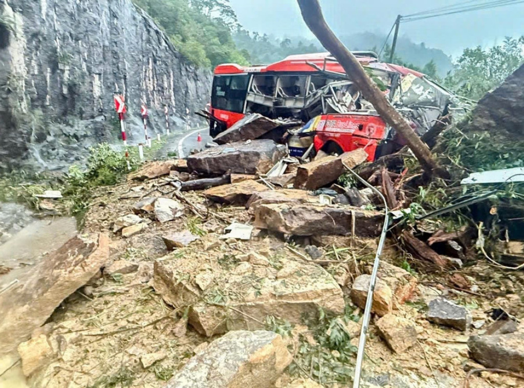Najmanje šest ljudi poginulo, 19 povređeno u klizištu u centralnom Vijetmanu