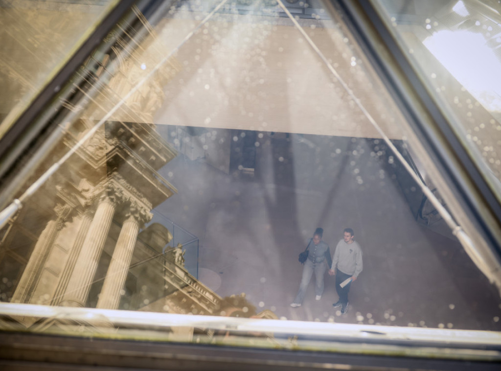 Luvr: Dva TikTokera prevarila obezbeđenje muzeja i okačili slike blizu Mona Lize