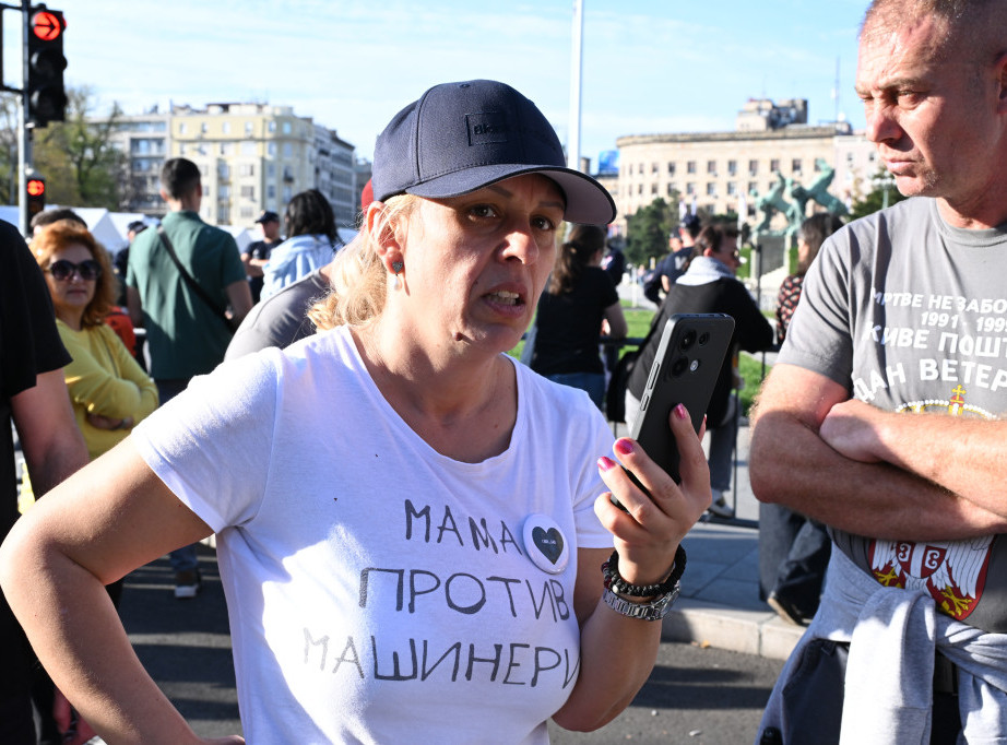 Dijana Hrka prekinula štrajk glađu, ostaje ispred Skupštine Srbije