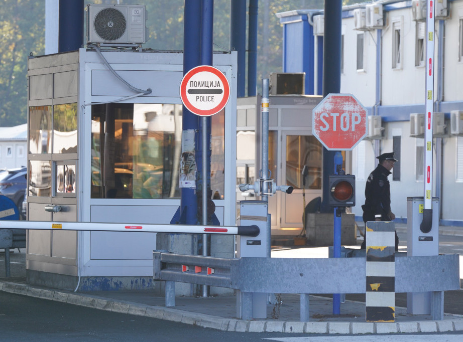 Teretna vozila na izlazu na prelazu Batrovci čekaju sat vremena, u Šidu dva sata