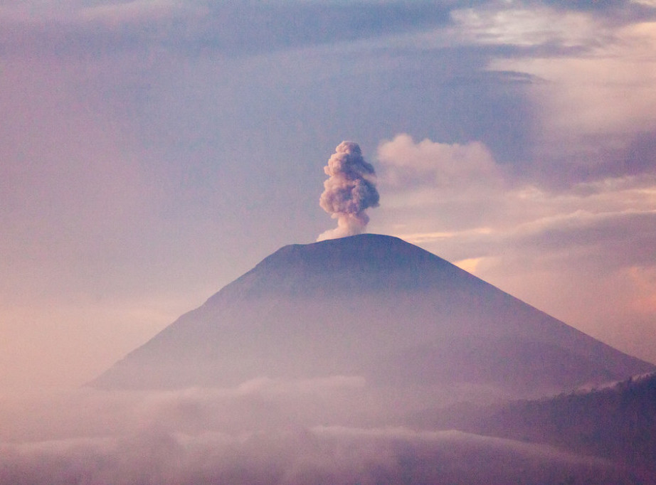 Zabeležena pojačana vulkanska aktivnost na indonežanskom vulkanu Semeru