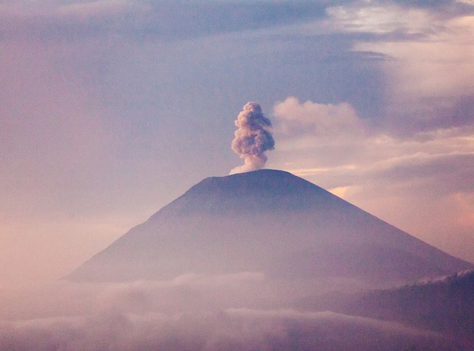 Erupcija vulkana Dempo u Indoneziji, stub pepela se podigao 3,5 km