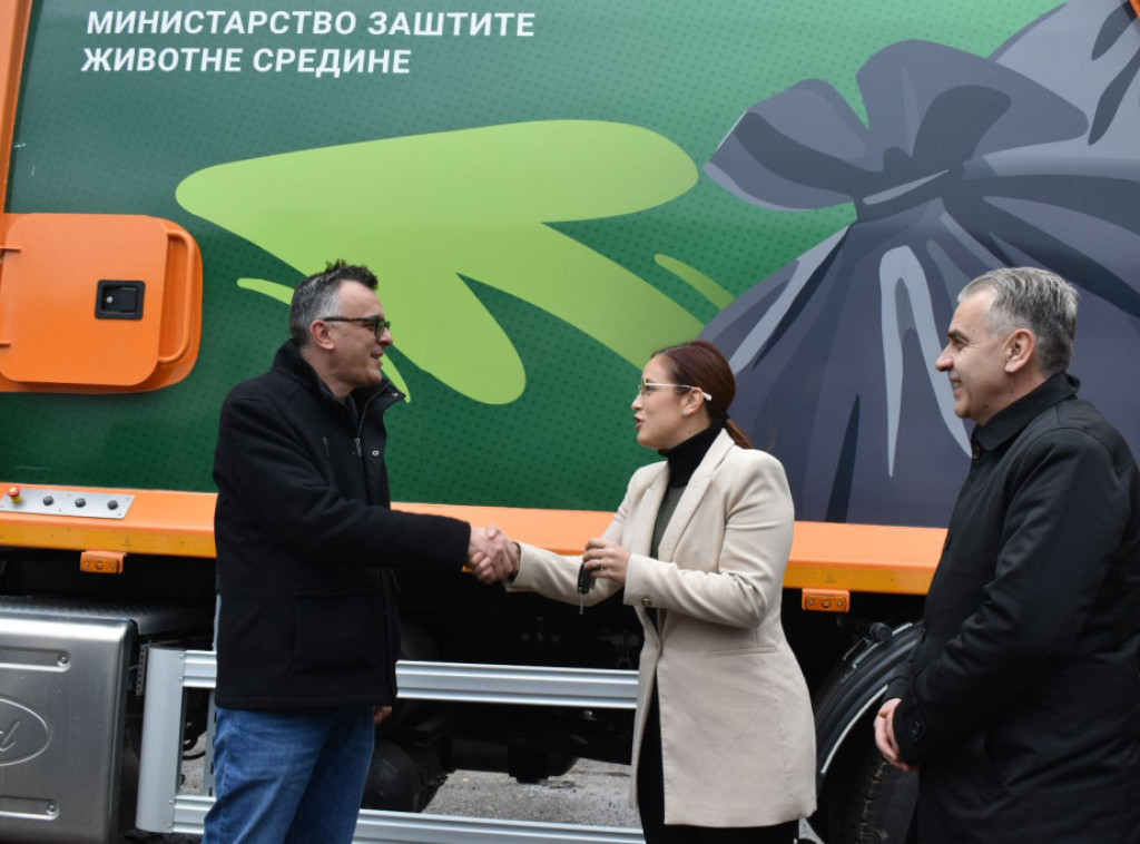 Sara Pavkov Opštini Sečanj predala na korišćenje kamion za sakupljanje otpada