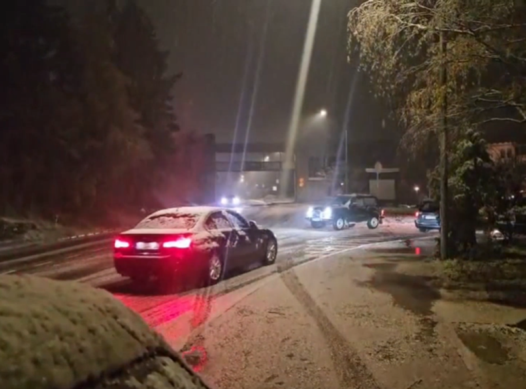 Zlatiborski okrug: Sneg pada već nekoliko sati, izazvao probleme u saobraćaju