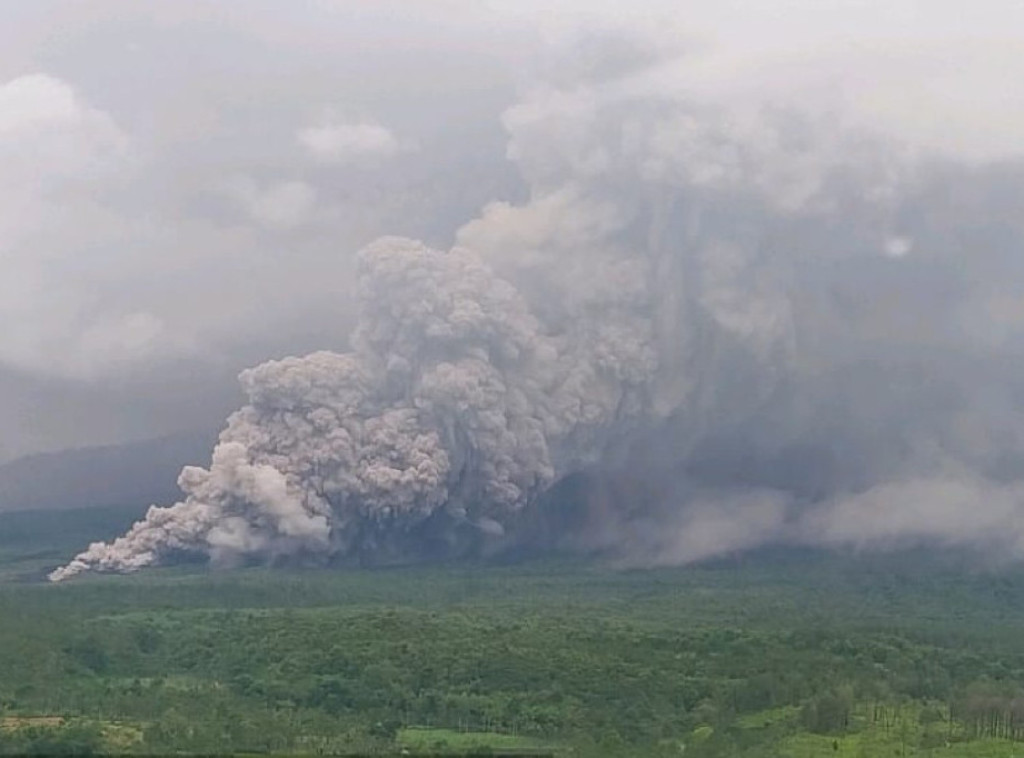 Eruptirao Vulkan Semeru u Indoneziji, nivo uzbune podignut na najviši