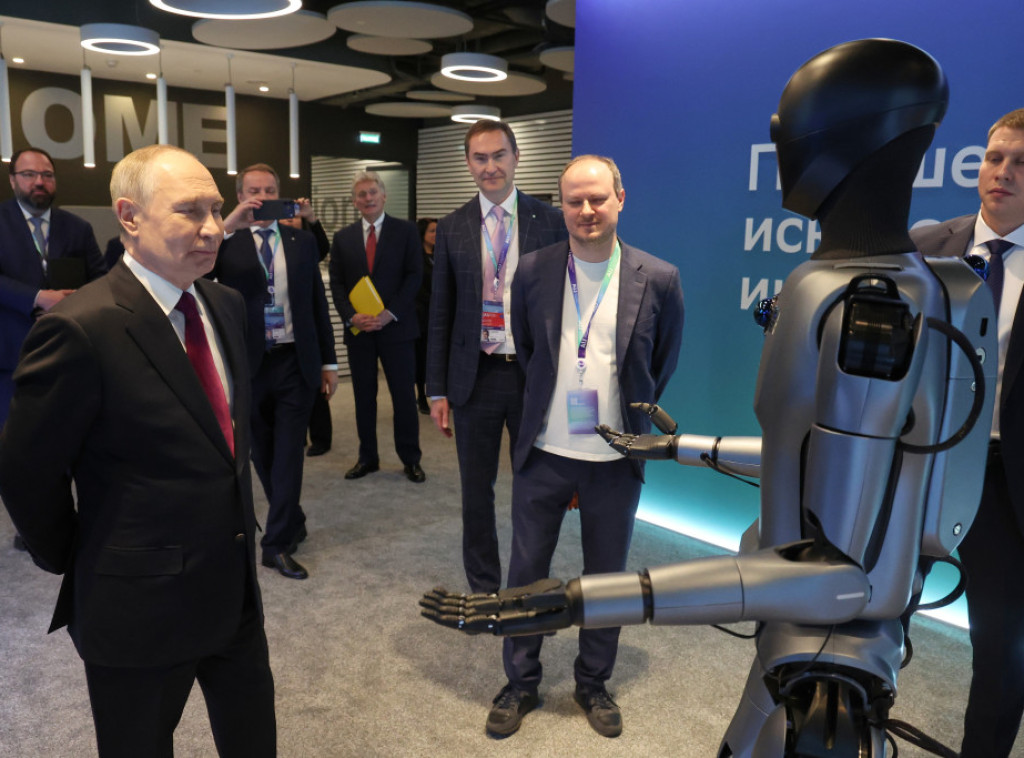 Robot sa veštačkom inteligencijom zaplesao pred Putinom