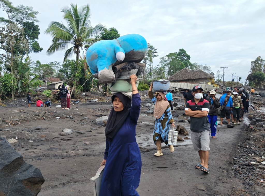 Evakuacija više od 900 ljudi posle erupcije vulkana Semeru u Indoneziji