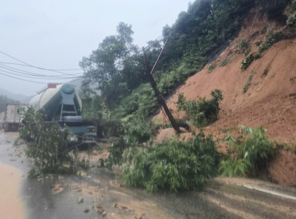 Poplave i klizišta u Vijetnamu odneli najmanje 40 života, deset osoba nestalo