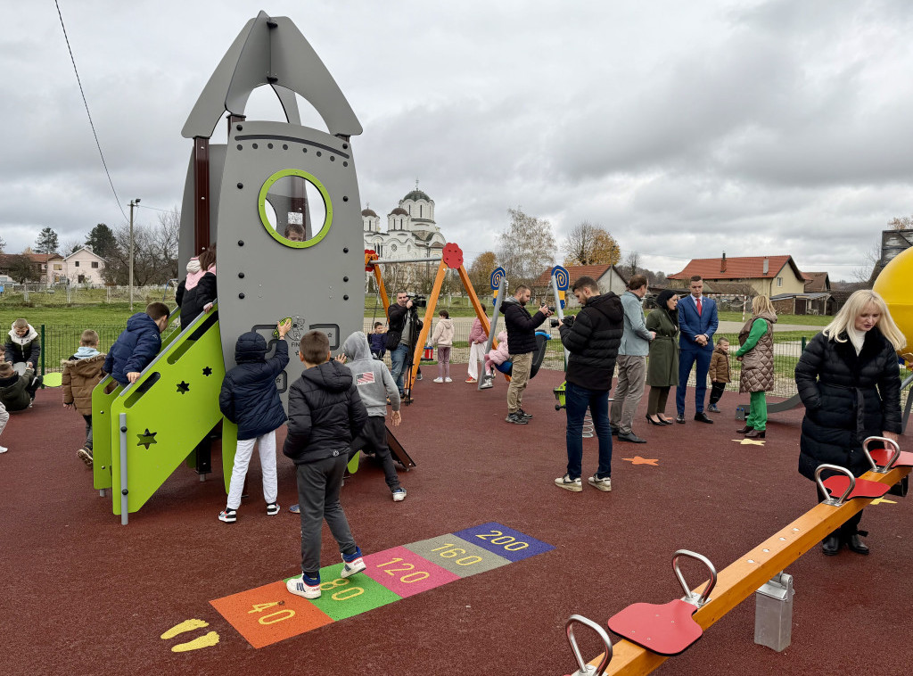 Otovoreni rekonstruisani objekti u OŠ Sveti Sava i izgradnja igrališta u Loznici