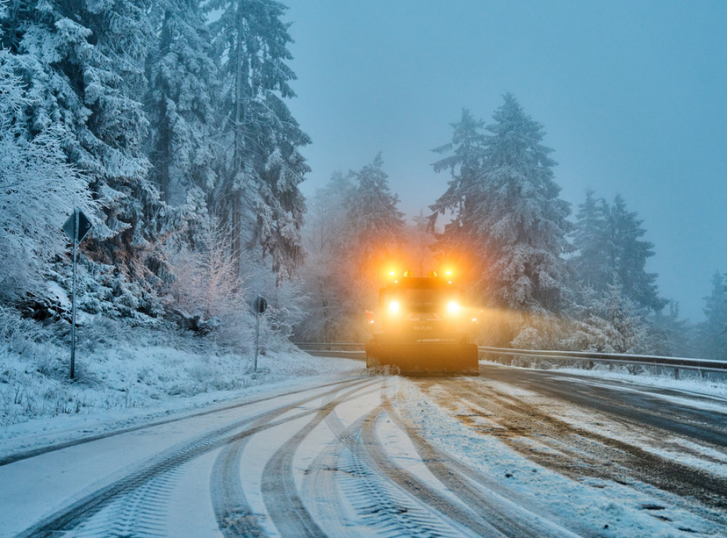 Jak sneg pada u Hrvatskoj, upozorenje vozačima da ne kreću na put ako ne moraju
