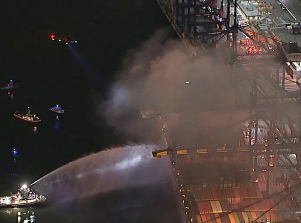 Požar u luci Los Anđeles, zapalio se teretni brod, nema žrtava ni povređenih
